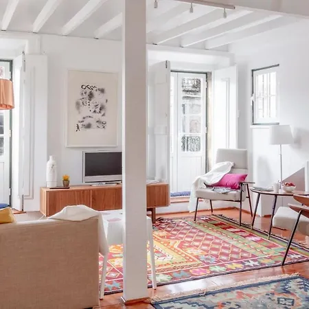 Plum Guide - Purr-fect Apartment Lisbon