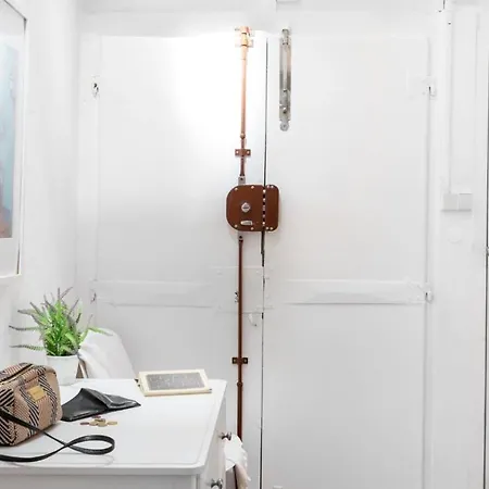 Plum Guide - Purr-fect Apartment Lisbon