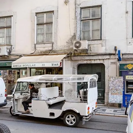 Plum Guide - Purr-fect Apartment Lisbon