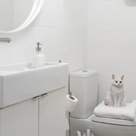 Apartment Plum Guide - Purr-fect *